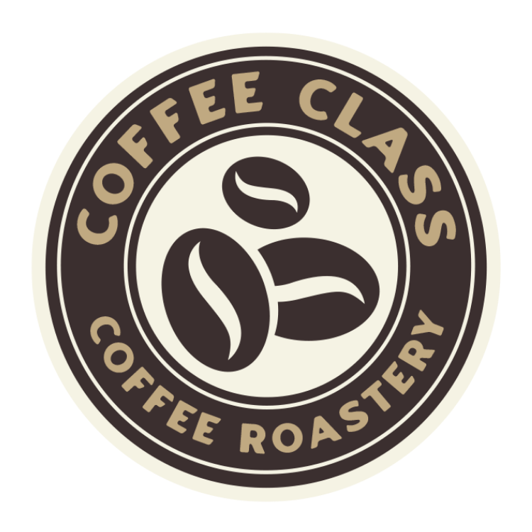 Rond logo van Coffee Class Coffee Roastery met twee gestileerde koffiebonen in het midden. De tekst “Coffee Class” en “Coffee Roastery” staat rondom het embleem op een zwarte achtergrond met goudkleurige letters.